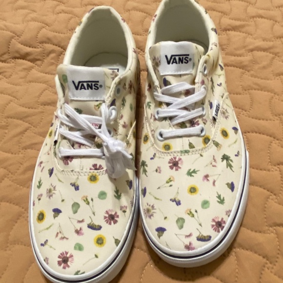 Vans Shoes - NEW Womens’ VANS. Tiny flowers. 🌸 Lace up. Heavy fabric/Canvas. Feminine. Sz 8